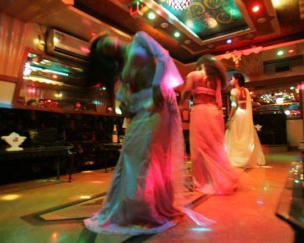 ممبئی رقص بار کیس: سپریم کورٹ نے کہا، سڑکوں پر بھیک مانگنے سے بہتر ہے اسٹیج پر رقص کرنا